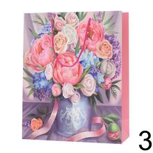 Darčeková taška s kvetinovým motívom.