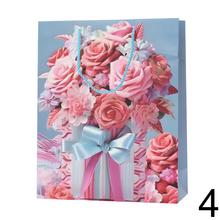 Darčeková taška s kvetinovým motívom.