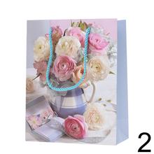 Darčeková taška s kyticou kvetov.