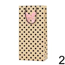 Darčeková taška na dve vína s bodkami v červenej a béžovej farbe.