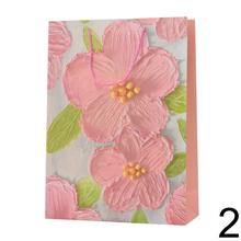 Darčeková taška s kvetinovým vzorom.