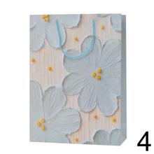 Darčeková taška s kvetinovým vzorom.