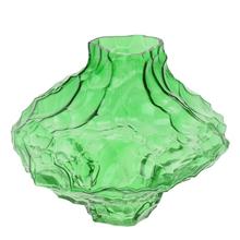 Zelená sklenená váza s jedinečným tvarom.