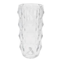 Priehľadná sklenená váza s geometrickým vzorom.