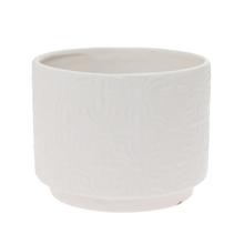 Biely keramický obal s ornamentom.