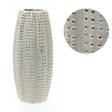 Zlatá keramická váza s textúrou.