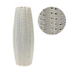 Zlatá keramická váza s textúrou.