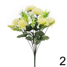 Umelá kytica chryzantémy so zelenými listami.