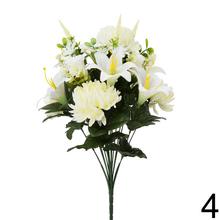 Kytica umelých kvetov s ľaliami a chryzantémami.