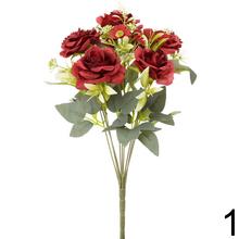 Kytica umelých ruží a drobných kvetov v mixe.