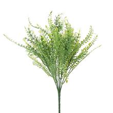 Umelé kvety so zelenými listami a bielymi kvetmi.