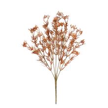 Umelé kvety so zelenými drobnými bobuľkami v oranžovej farbe.