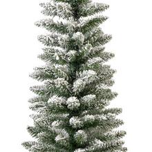 Úzky vianočný stromček snehom zasnežený