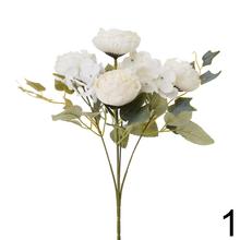 Kytica umelých kvetov s ranunculusmi a brečtanom.