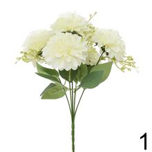 Kytica umelých kvetov s bielymi a žltými dahlíami.