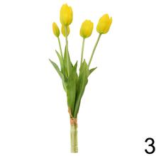 Zväzok umelých tulipánov v mixe farieb.