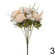 Kytica umelých kvetov s ružami, zlatou papraďou a drobnými kvetmi.