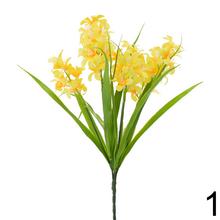 Kytica umelých hyacintov v mixe farieb.