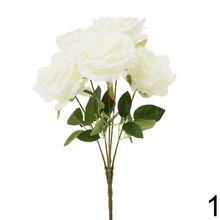 Kytica umelých ruží v žltej farbe.