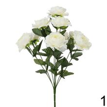 Kytica umelých kvetov ranunculus v žltej a bielej farbe.