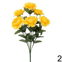 Kytica umelých kvetov ranunculus v žltej a bielej farbe.