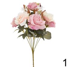 Kytica umelých ruží a drobných kvetov s zelenými listami.