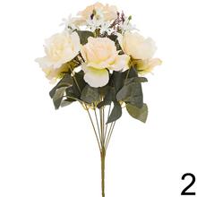 Kytica umelých ruží a drobných kvetov s zelenými listami.