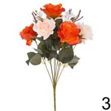 Kytica umelých ruží a drobných kvetov s zelenými listami.