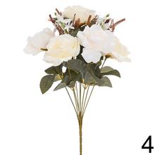 Kytica umelých ruží a drobných kvetov s zelenými listami.