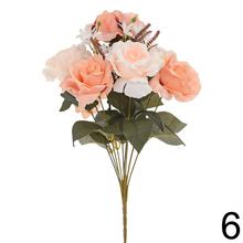 Kytica umelých ruží a drobných kvetov s zelenými listami.