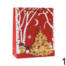 Vianočná darčeková taška s motívom stromčekov a snehu.