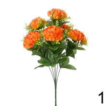 Kytica chryzantém s mixom farieb a zelenými listami.