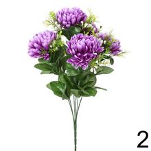 Kytica chryzantém s mixom farieb a zelenými listami.