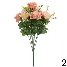 Kytica umelých kvetov s ružami a chryzantémami v mixe farieb.