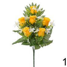 Kytica umelých ruží a kvetov v mixe farieb.