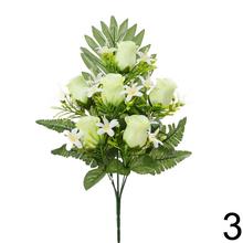 Kytica umelých ruží a kvetov v mixe farieb.