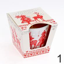 Voňavá sviečka v skle s vianočným dizajnom.