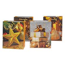 Vianočná darčeková taška s dekoráciami.