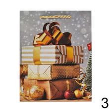 Vianočná darčeková taška s dekoráciami.