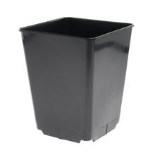 Čierny kontajner s rozmermi 16x16x20 cm.