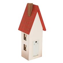 Drevený domček s červenou strechou a oknami.