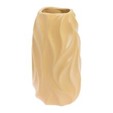 Biela keramická váza s vlnkovým vzorom.