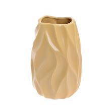 Hnedá keramická váza s vlnkovým vzorom.