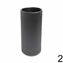 Váza keramická v mixe farieb, výška 23 cm, priemer 10,5 cm.