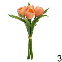 Kytica umelých tulipánov v žltej, oranžovej a ružovej farbe.