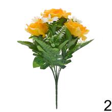 Kytica umelých kvetov s ružami a margarétami.