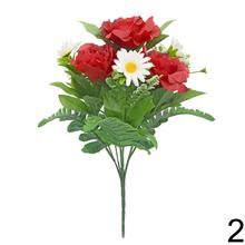 Kytica umelých kvetov s ružami a margarétami.