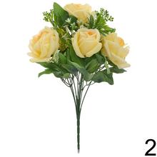 Kytica umelých ruží v žltej a bielej farbe s doplnkovou zeleňou.
