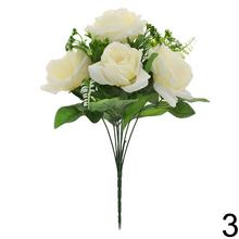 Kytica umelých ruží v žltej a bielej farbe s doplnkovou zeleňou.