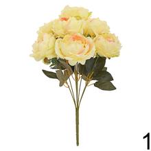 Kytica pivónia s deviatimi kvetmi v mixe farieb.